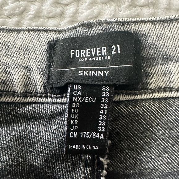 Forever 21 Men’s Black Ripped Skinny Jeans – Size 33, Stone Washed - Picture 3 of 4